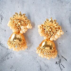 YELLOW GOLD AND PEARL JHUMKA EARRINGS